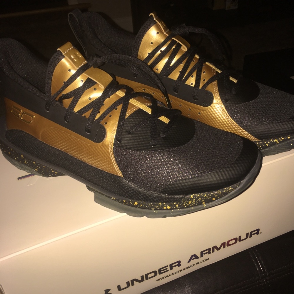 UA CURRY 7’s Men’s 10.5 Black and gold.